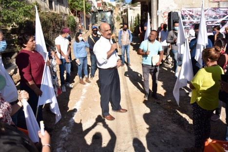El presidente municipal Ricardo Ahued Bardahuil dio el banderazo de inicio de obra de rehabilitación integral en la calle Poniente 2, colonia 9 de Abril,con una extensión de 368 metros lineales y una superficie de 2 mil 437 metros cuadrados de concreto, a los que se suman 70 metros lineales de escalones, banquetas, guarniciones y un muro de contención. 
