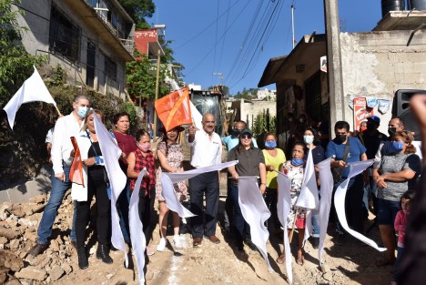 El presidente municipal Ricardo Ahued Bardahuil dio el banderazo de inicio de obra de rehabilitación integral en la calle Poniente 2, colonia 9 de Abril,con una extensión de 368 metros lineales y una superficie de 2 mil 437 metros cuadrados de concreto, a los que se suman 70 metros lineales de escalones, banquetas, guarniciones y un muro de contención. 