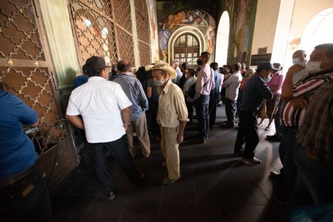 Integrantes del Movimiento Campesino Veracruzano Plan de Ayala Siglo XXI, se manifestaron en la puerta de palacio de gobierno demandaron diálogo con el gobernador Cuitláhuac García. 
