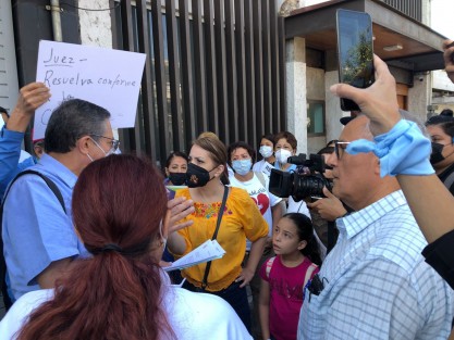 Los quejosos se plantaron afuera de dicho edificio, ubicado en la avenida Manuel Ávila Camacho, de Xalapa, pidiendo a la autoridad judicial sea respetado el Artículo 4º de la Constitución del Estado de Veracruz, que protege la vida desde la concepción, ya que las reformas al Código Penal del Estado, aprobadas el pasado 20 de julio de 2021 por la legislatura local, violentan y se contraponen a dicho Artículo. 
