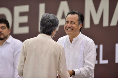 Durante el festejo del Día de la Maestra y el Maestro, el gobernador Cuitláhuac García Jiménez se congratuló de las acciones emprendidas por la Federación para enaltecer el papel del magisterio, luego de una época en que se quiso denigrar tan importante labor.

