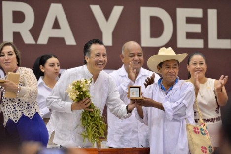 El mandatario subrayó el compromiso de las y los docentes de zona rural, así como la guía de quien impulsó este sector, el veracruzano Rafael Ramírez Castañeda, por sobreponerse a condiciones adversas y llevar el conocimiento a las regiones más apartadas de la entidad.