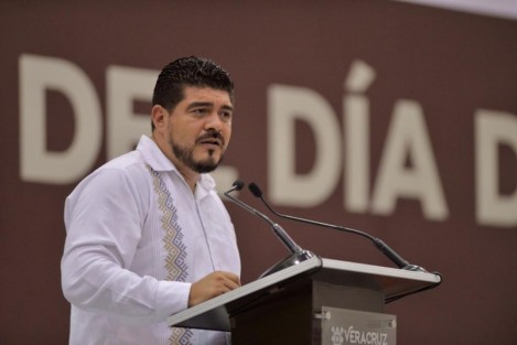 Por su parte, el titular de la Secretaría de Educación (SEV), Zenyazen Escobar García, manifestó que Veracruz es cuna y casa de destacados docentes, al recordar a los ilustres Carlos A. Carrillo y Enrique C. Rébsamen, partícipes en las reformas que dieron pie al sistema actual; además del mencionado promotor del aparato administrativo de escuelas rurales.