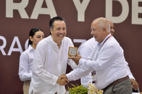 Las autoridades entregaron las medallas Ignacio Manuel Altamirano, Carlos A. Carrillo, Rafael Ramírez y Enrique C. Rébsamen a 2 mil 461 docentes de los sistemas federal y estatal por 40 y 30 años de servicio ininterrumpidos.