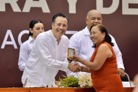 Las autoridades entregaron las medallas Ignacio Manuel Altamirano, Carlos A. Carrillo, Rafael Ramírez y Enrique C. Rébsamen a 2 mil 461 docentes de los sistemas federal y estatal por 40 y 30 años de servicio ininterrumpidos.