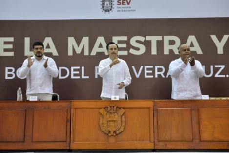 En el presídium estuvieron también la Oficial Mayor de la SEV, Ariadna Aguilar Amaya; el secretario de Gobierno Eric Cisneros Burgos; subsecretarios y líderes de organizaciones sindicales.