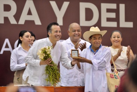 Las autoridades entregaron las medallas Ignacio Manuel Altamirano, Carlos A. Carrillo, Rafael Ramírez y Enrique C. Rébsamen a 2 mil 461 docentes de los sistemas federal y estatal por 40 y 30 años de servicio ininterrumpidos. 