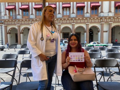 Integrantes de la comunidad de la diversidad sexual aplicaron una vacuna simbólica contra la homofobia en Plaza Sebastián Lerdo de Tejada, como parte de las actividades por el Día Internacional contra la Homofobia, este 17 de mayo. 