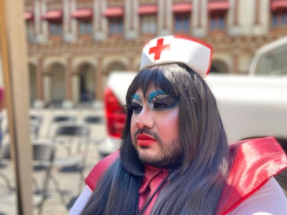 Integrantes de la comunidad de la diversidad sexual aplicaron una vacuna simbólica contra la homofobia en Plaza Sebastián Lerdo de Tejada, como parte de las actividades por el Día Internacional contra la Homofobia, este 17 de mayo.