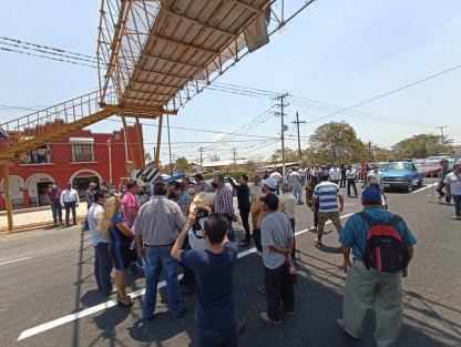 En 14 comunidades del municipio de Emiliano Zapata, hay desabasto de agua potable, lo que generó la inconformidad de los lugareños quienes la tarde de este martes 17 de mayo se manifestaron y también bloquearon durante unos minutos la carretera federal Xalapa-Veracruz..

