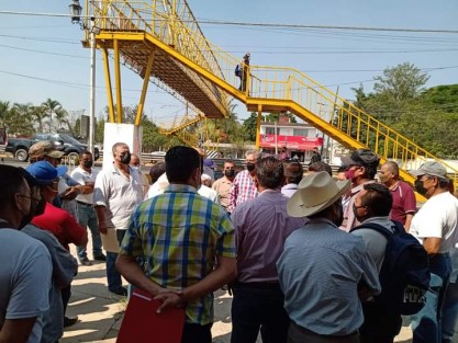 En 14 comunidades del municipio de Emiliano Zapata, hay desabasto de agua potable, lo que generó la inconformidad de los lugareños quienes la tarde de este martes 17 de mayo se manifestaron y también bloquearon durante unos minutos la carretera federal Xalapa-Veracruz..

