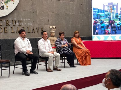 El mandatario estatal Cuitláhuac García Jiménez encabezó la ceremonia de pago del fondo de beneficios complementarios del SSTEEV.