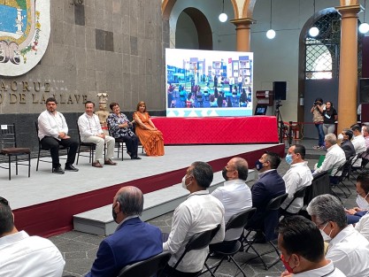 El mandatario estatal Cuitláhuac García Jiménez encabezó la ceremonia de pago del fondo de beneficios complementarios del SSTEEV.