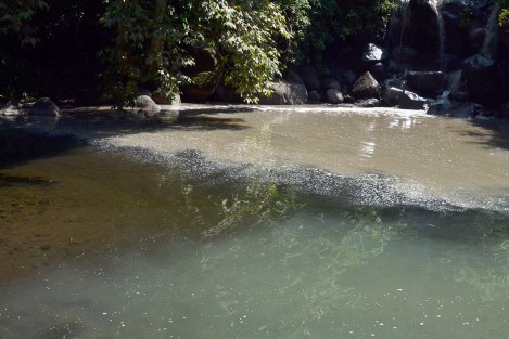 Varias descargas de aguas residuales forman una gigantesca cascada que viene de todo el pueblo de Xico y caen y contaminan las aguas todavía cristalinas del río Coyopolan que ahí termina de ser contaminada y sigue su paso ya como aguas negras.