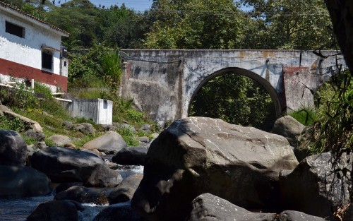 A unos metros del puente Coyolapan se encuentra el rastro municipal de Xico, el cual también arroja todos los desechos generados en este sitio, incluso restos de animales muertos, lo que genera un foco rojo de infecciones.