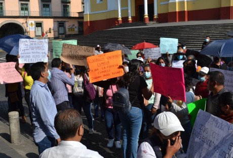 Padres de familia de la escuela primaria Juana Pavón, del municipio de Tlacolulan, se manifestaron y bloquearon la calle Juan de la Luz Enríquez en el centro de Xalapa, para exigir la construcción de cinco aulas. Personal de política regional los llevaron al auditorio para dialogar con ellos.