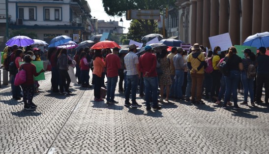 Padres de familia de la escuela primaria Juana Pavón, del municipio de Tlacolulan, se manifestaron y bloquearon la calle Juan de la Luz Enríquez en el centro de Xalapa, para exigir la construcción de cinco aulas. Personal de política regional los llevaron al auditorio para dialogar con ellos.