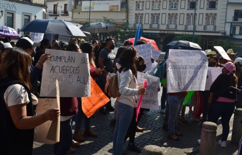 Padres de familia de la escuela primaria Juana Pavón, del municipio de Tlacolulan, se manifestaron y bloquearon la calle Juan de la Luz Enríquez en el centro de Xalapa, para exigir la construcción de cinco aulas. Personal de política regional los llevaron al auditorio para dialogar con ellos.