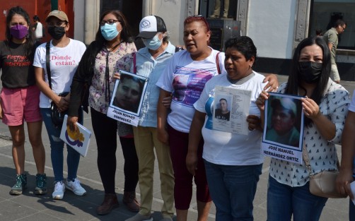 Familiares de cinco personas desaparecidas en Actopan, en noviembre del 2013, se manifestaron en plaza Lerdo. Exigen a las autoridades agilizar labores para localizarlos.