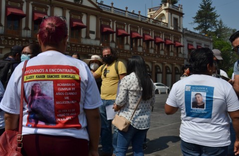 Familiares de cinco personas desaparecidas en Actopan, en noviembre del 2013, se manifestaron en plaza Lerdo. Exigen a las autoridades agilizar labores para localizarlos.