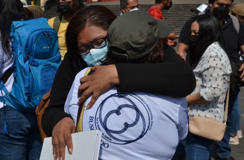 Familiares de cinco personas desaparecidas en Actopan, en noviembre del 2013, se manifestaron en plaza Lerdo. Exigen a las autoridades agilizar labores para localizarlos.