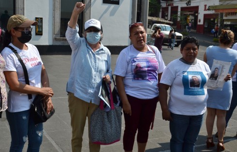 Familiares de cinco personas desaparecidas en Actopan, en noviembre del 2013, se manifestaron en plaza Lerdo. Exigen a las autoridades agilizar labores para localizarlos.
