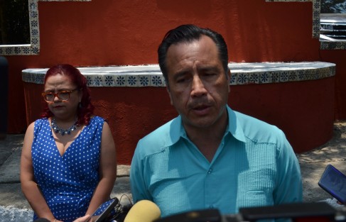  En todo momento se respetaron todos los derechos del joven xalapeño Antonio de Jesús, quien fue aprehendido por la Coordinación Nacional Antisecuestro (CONASE) como probable responsable del asesinato de dos comunicadoras en el municipio de Cosoleacaque, y su familia recibió el acompañamiento necesario de las autoridades estatales, indicó el gobernador Cuitláhuac García Jiménez.