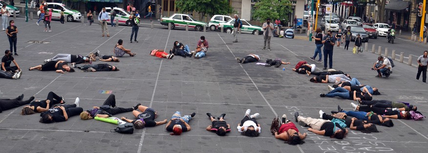 En punto de la cinco de la tarde, xalapeñas vestidas de negro se sumaron al movimiento de Luto Nacional por la vida de mujeres y niñas que han sido víctimas de feminicidios.
