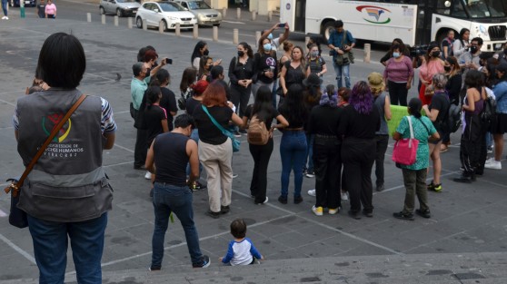 En punto de la cinco de la tarde, xalapeñas vestidas de negro se sumaron al movimiento de Luto Nacional por la vida de mujeres y niñas que han sido víctimas de feminicidios.