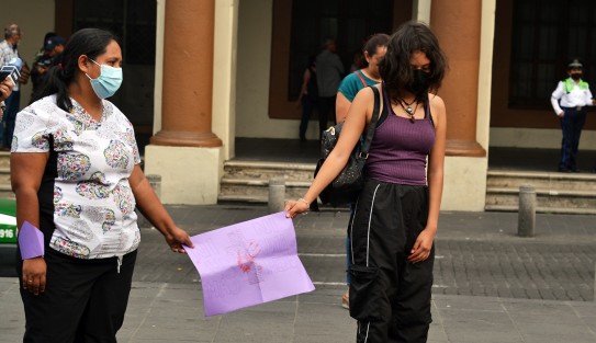 En punto de la cinco de la tarde, xalapeñas vestidas de negro se sumaron al movimiento de Luto Nacional por la vida de mujeres y niñas que han sido víctimas de feminicidios.