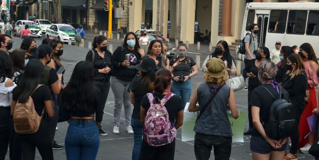 En punto de la cinco de la tarde, xalapeñas vestidas de negro se sumaron al movimiento de Luto Nacional por la vida de mujeres y niñas que han sido víctimas de feminicidios.