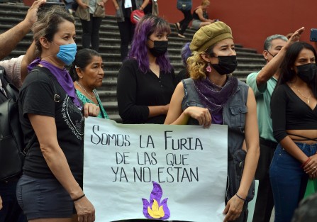 En punto de la cinco de la tarde, xalapeñas vestidas de negro se sumaron al movimiento de Luto Nacional por la vida de mujeres y niñas que han sido víctimas de feminicidios.