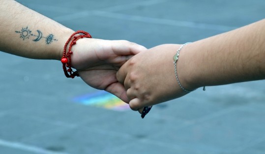 En punto de la cinco de la tarde, xalapeñas vestidas de negro se sumaron al movimiento de Luto Nacional por la vida de mujeres y niñas que han sido víctimas de feminicidios.