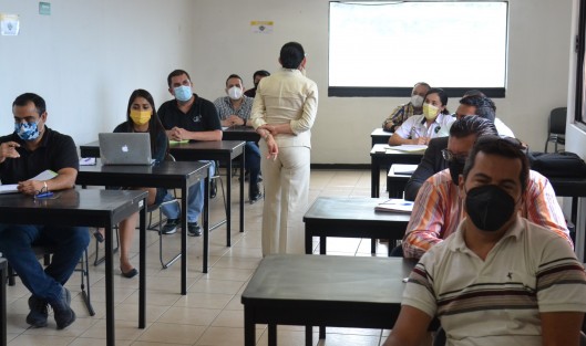 En la biblioteca Carlos Fuentes de la ciudad de Xalapa, se realizó el curso taller derechos humanos perspectiva de género y medición en ambientes educativos, impartido por la Sra.Karina López Gómez.