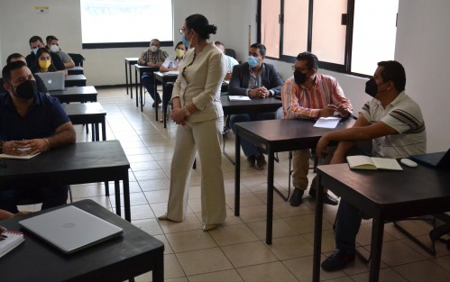 En la biblioteca Carlos Fuentes de la ciudad de Xalapa, se realizó el curso taller derechos humanos perspectiva de género y medición en ambientes educativos, impartido por la Sra.Karina López Gómez.