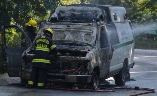 Por al menos una hora fue cerrada la carretera Xalapa-Naolinco al incendiarse ambulancia del IMSS a la altura de El boquerón. Bomberos de Xalapa y Protección Civil  de Banderilla, participaron en la maniobras.  Por fortuna nadie resultó herido.