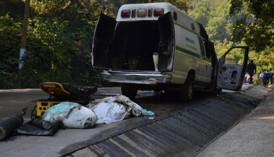 Por al menos una hora fue cerrada la carretera Xalapa-Naolinco al incendiarse ambulancia del IMSS a la altura de El boquerón. Bomberos de Xalapa y Protección Civil  de Banderilla, participaron en la maniobras.  Por fortuna nadie resultó herido.