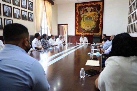 El presidente municipal Ricardo Ahued Bardahuil recibió este mediodía a integrantes de la Alianza de Transportistas y Anexos de Veracruz, encabezados por su presidente, Pedro Fernández.