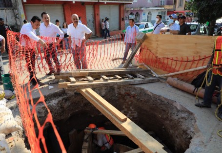El gobernador Cuitláhuac García Jiménez y el alcalde Ricardo Ahued Bardahuil, supervisaron  los trabajos de construcción del colector pluvial 21 de Marzo.