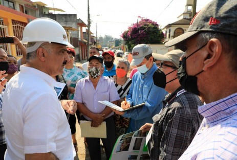 El alcalde Ricardo Ahued Bardahuil, atendió planteamientos ciudadanos durante su recorrido por la colonia 21 de Marzo.