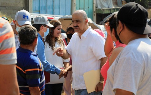 El alcalde Ricardo Ahued Bardahuil, atendió planteamientos ciudadanos durante su recorrido por la colonia 21 de Marzo.