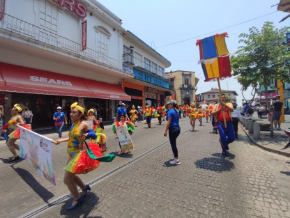 Comparsa, Salsa, baile y mucha alegría inundaron el centro de Xalapa, ya que el Grupo Folkórico Quetzalli Veracruz  celebró sus 37 años de trayectoria artística poniendo a bailar a los xalapeños junto con el grupo de salsa Combo Ninguno.