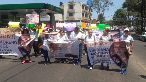 Los padres de Viridiana Moreno, Enrique Moreno Marini y Aurora Vásquez Rosales, junto con amigos y familiares marcharon y protestaron este lunes para exigir una explicación de por qué el gobernador Cuitláhuac García Jiménez, dijo que la joven desaparecida desde la semana pasada, estaba resguardada y hasta el momento no se tiene ninguna información sobre su localización.