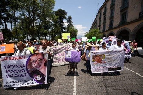 Los padres de Viridiana Moreno, Enrique Moreno Marini y Aurora Vásquez Rosales, junto con amigos y familiares marcharon y protestaron este lunes para exigir una explicación de por qué el gobernador Cuitláhuac García Jiménez, dijo que la joven desaparecida desde la semana pasada, estaba resguardada y hasta el momento no se tiene ninguna información sobre su localización.