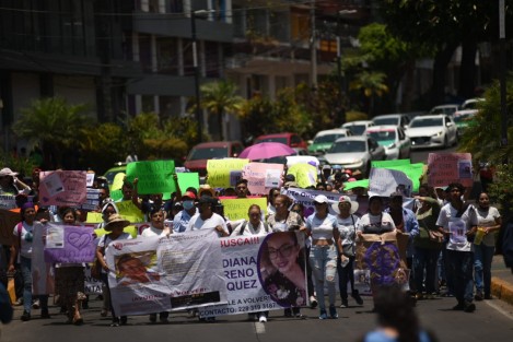 Los padres de Viridiana Moreno, Enrique Moreno Marini y Aurora Vásquez Rosales, junto con amigos y familiares marcharon y protestaron este lunes para exigir una explicación de por qué el gobernador Cuitláhuac García Jiménez, dijo que la joven desaparecida desde la semana pasada, estaba resguardada y hasta el momento no se tiene ninguna información sobre su localización.