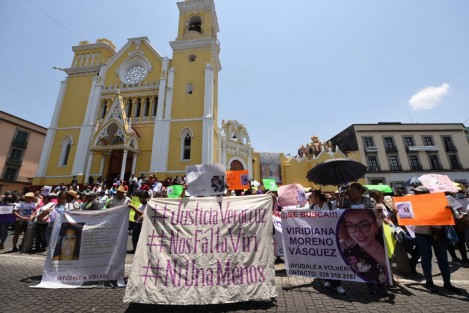 Los padres de Viridiana Moreno, Enrique Moreno Marini y Aurora Vásquez Rosales, junto con amigos y familiares marcharon y protestaron este lunes para exigir una explicación de por qué el gobernador Cuitláhuac García Jiménez, dijo que la joven desaparecida desde la semana pasada, estaba resguardada y hasta el momento no se tiene ninguna información sobre su localización.