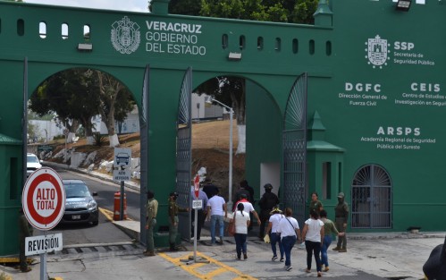Familiares de Viridiana Moreno acudieron a las instalaciones de la SSP en Lencero mpio. Emiliano Zapata en  busca de una audiencia con el Gobernador Cuitláhuac García. Por algunos momentos los policías no les permitieron el acceso hasta que vieron a la prensa salió una comitiva de política regional para atenderlos.