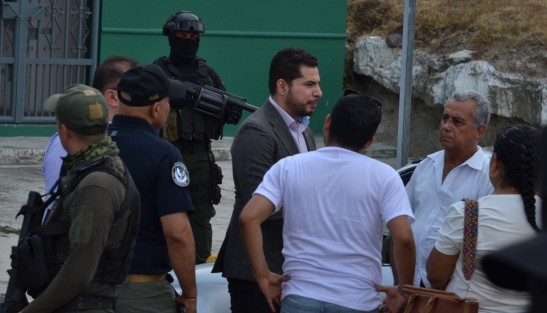 Familiares de Viridiana Moreno acudieron a las instalaciones de la SSP en Lencero mpio. Emiliano Zapata en  busca de una audiencia con el Gobernador Cuitláhuac García. Por algunos momentos los policías no les permitieron el acceso hasta que vieron a la prensa salió una comitiva de política regional para atenderlos.