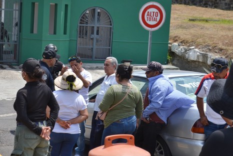 Familiares de Viridiana Moreno acudieron a las instalaciones de la SSP en Lencero mpio. Emiliano Zapata en  busca de una audiencia con el Gobernador Cuitláhuac García. Por algunos momentos los policías no les permitieron el acceso hasta que vieron a la prensa salió una comitiva de política regional para atenderlos.