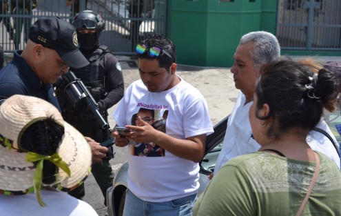 Familiares de Viridiana Moreno acudieron a las instalaciones de la SSP en Lencero municipio de Emiliano Zapata en  busca de una udiencia con elGobernador Cuitláhuac García por algunos momentos los policías no les permitieron el acceso hasta que vieron a la prensa salió una comitiva de política regional para atenderlos.